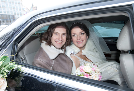 Bildergalerie ~ Junges Brautpaar im Wagen ~ Real Weddings